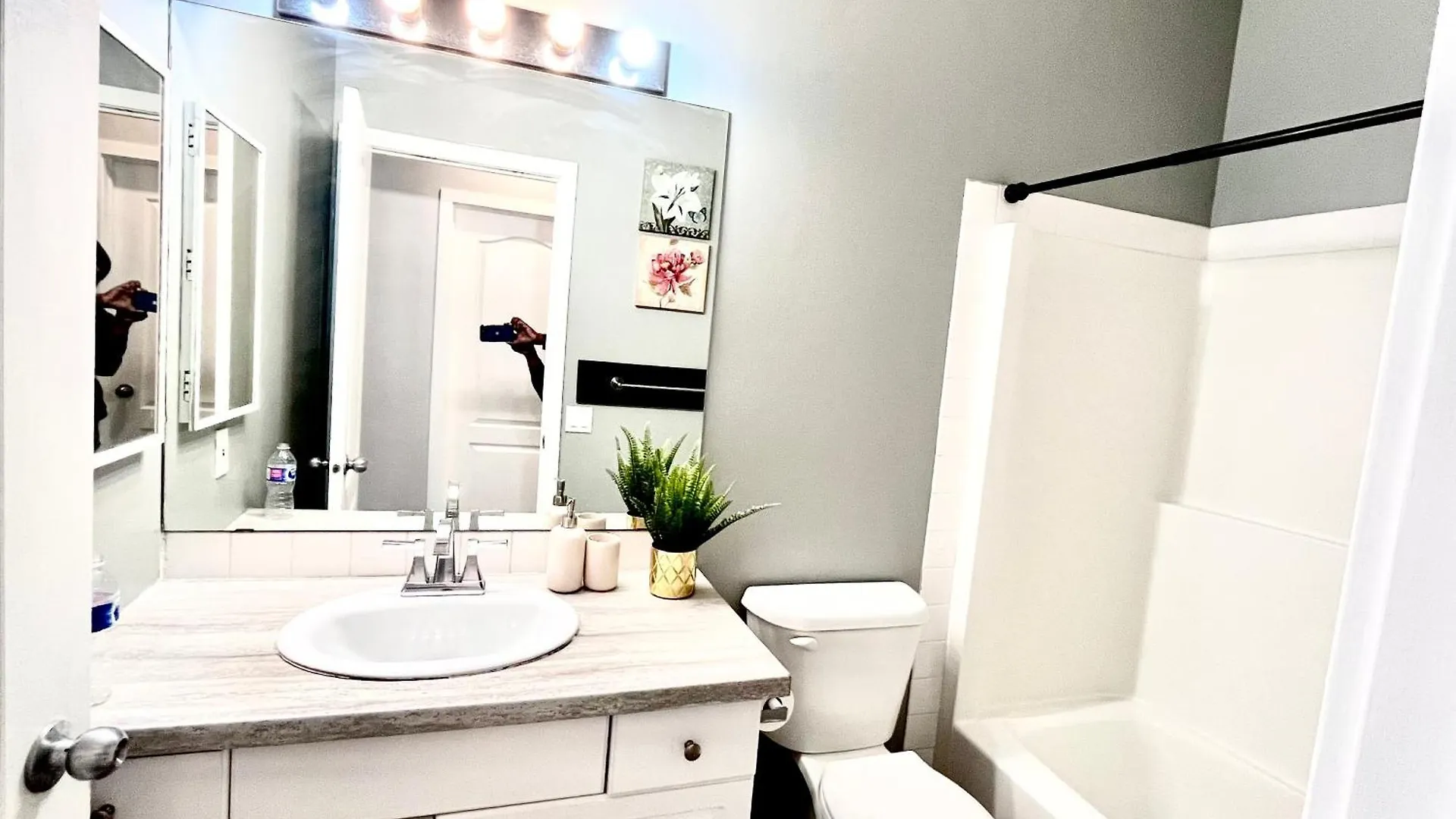 Spacious Main Floor Suite In Detached Bungalow With Parking & Kitchen YYC 0*,  Canada