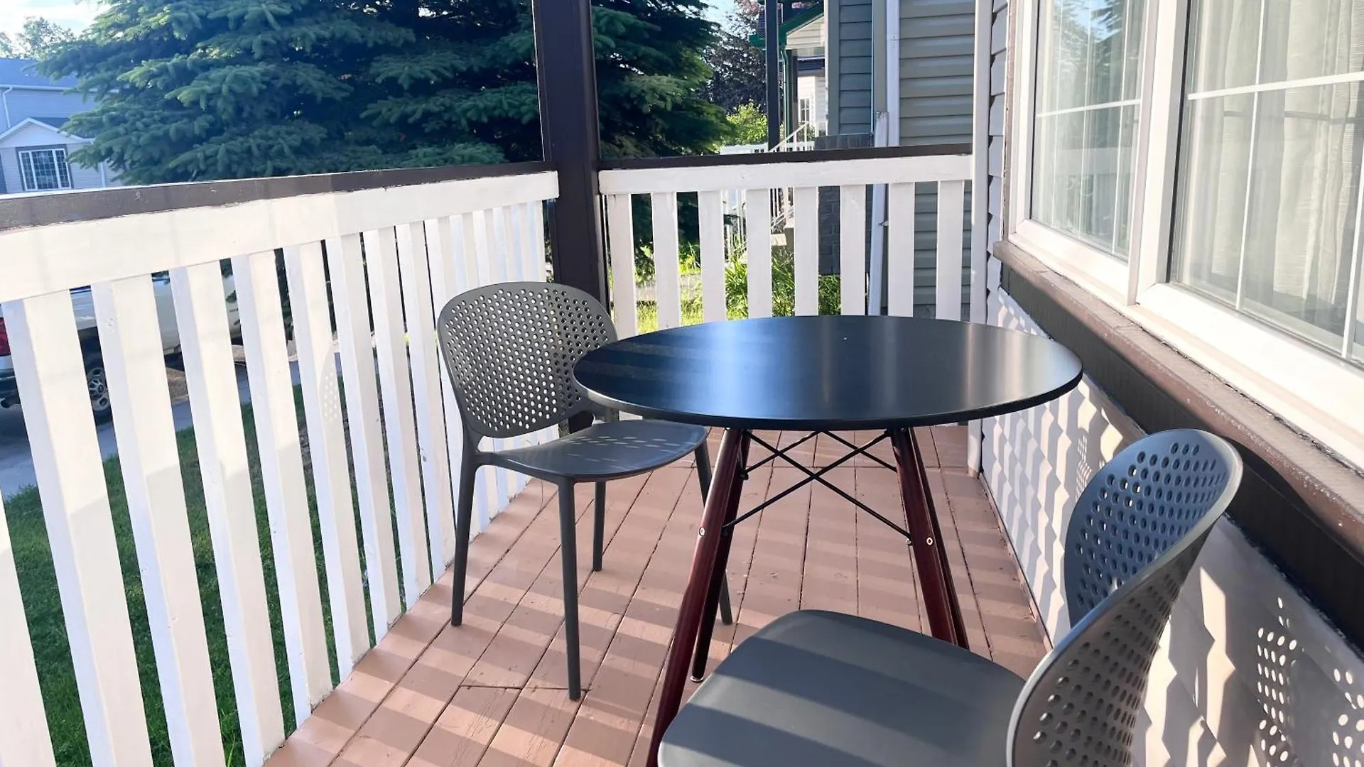 Vakantiehuis Spacious Main Floor Suite In Detached Bungalow With Parking & Kitchen YYC Canada