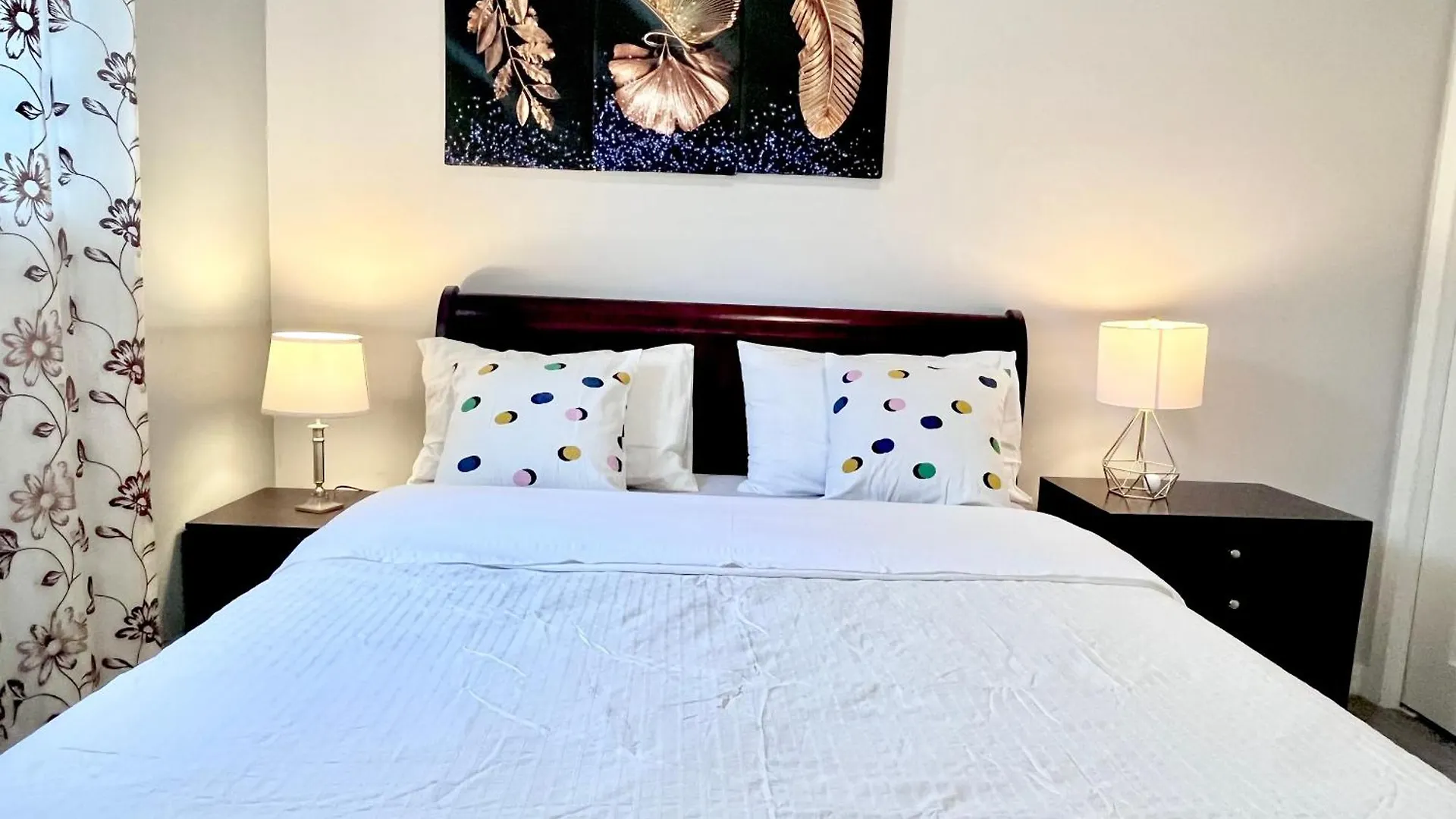 Spacious Main Floor Suite In Detached Bungalow With Parking & Kitchen YYC